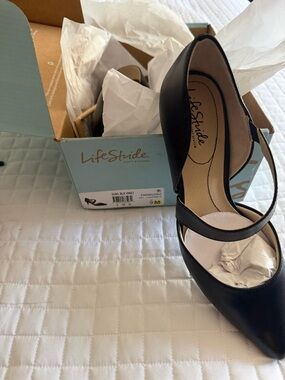 Life Stride Women's Black Pointed-Toe Ankle-Strap Pumps